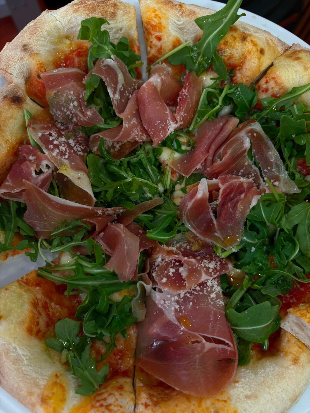 Pizza com presunto, rúcula e parmesão